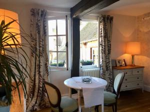 a dining room with a table and chairs and a window at La petite duchesse Vernon Giverny in Vernon