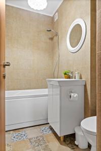 Koupelna v ubytování Institutul Național de Neurologie - Sudului 303 by MRG Apartments + 14 fotografií