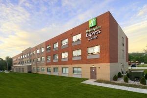 een groot gebouw met een bord aan de zijkant bij Holiday Inn Express & Suites La Porte, an IHG Hotel in LaPorte