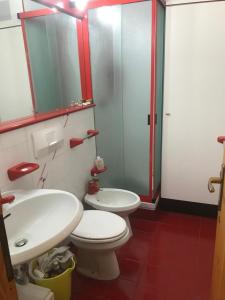 Kúpeľňa v ubytovaní Appartamento con vista unica Condominio Grand'Ourse + 10 fotografií