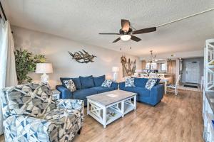 Beachfront PCB Escape with Free Beach Chair Services的休息区