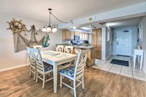 Beachfront PCB Escape with Free Beach Chair Services的厨房或小厨房