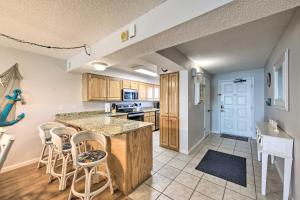 cocina con encimera y taburetes en una habitación en Beachfront PCB Escape with Free Beach Chair Services, en Panama City Beach