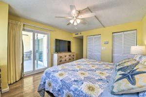 Beachfront PCB Escape with Free Beach Chair Services客房内的一张或多张床位