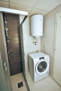 y baño pequeño con lavadora y secadora. en Skopje Apartments near central Bus Station JK APARTMENTS, en Skopje