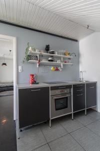 Kitchen o kitchenette sa Lovely 3-bedroom Skyline Apartment
