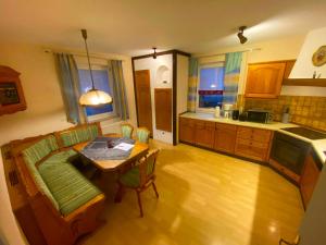 Η κουζίνα ή μικρή κουζίνα στο Ferienwohnung Zusmarshausen +24 φωτογραφίες