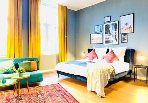 - une chambre avec un lit et un canapé dans l'établissement Klassen Stay - Exklusives Altbau Apartment - Zentral - Rheinnähe, à Coblence