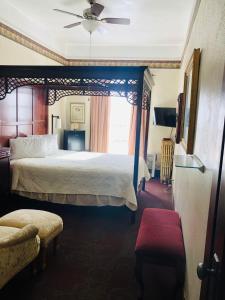 Кровать или кровати в номере The Palace Hotel