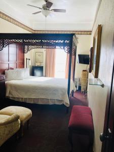 Katil atau katil-katil dalam bilik di Historic Palace Hotel