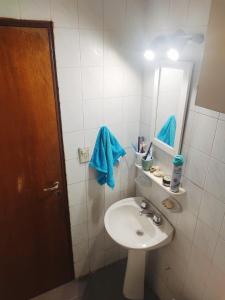 bagno con lavandino e specchio di Lunita de Alberdi a Córdoba