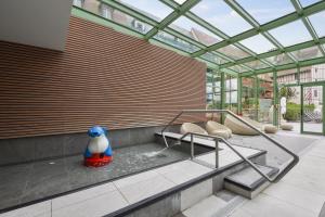 Habitación con techo de cristal y escalera. en Résidence Pierre & Vacances Premium Presqu'Ile de la Touques, en Deauville 103 fotos más