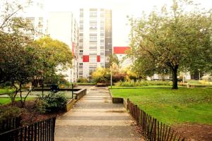 a pathway in a park with a building in the background at New : Grand T4 Cosy et tout équipé in Créteil +13 photos
