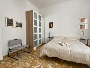 ボローニャにあるMazzini Malpighi Apartmentのベッドと椅子のある寝室