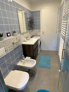 ボローニャにあるMazzini Malpighi Apartmentの洗面台、トイレ、鏡のあるバスルーム