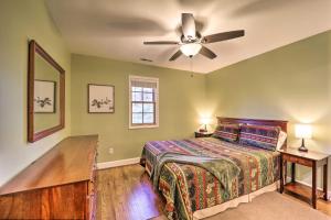 ein Schlafzimmer mit einem Bett und einem Deckenventilator in der Unterkunft Golf and Resort Amenities Newland Mountain Cabin in Newland + 39 Fotos