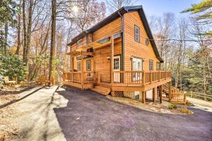 ein großes Holzhaus mit einer großen Veranda in der Unterkunft Golf and Resort Amenities Newland Mountain Cabin in Newland