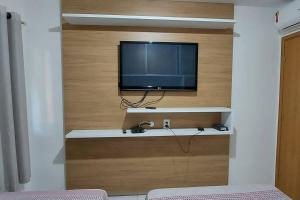 TV/trung tâm giải trí tại Excelente flat térreo condomínio villa monte castelo