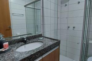 Phòng tắm tại Excelente flat térreo condomínio villa monte castelo