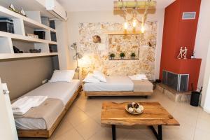 Posteľ alebo postele v izbe v ubytovaní Gallery Suites Parga + 37 fotografií