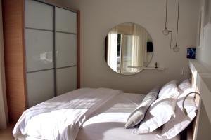 Posteľ alebo postele v izbe v ubytovaní Gallery Suites Parga