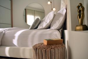 Posteľ alebo postele v izbe v ubytovaní Gallery Suites Parga