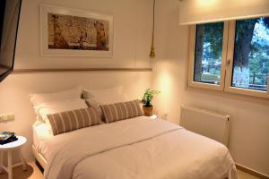 Posteľ alebo postele v izbe v ubytovaní Gallery Suites Parga