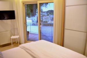 Posteľ alebo postele v izbe v ubytovaní Gallery Suites Parga