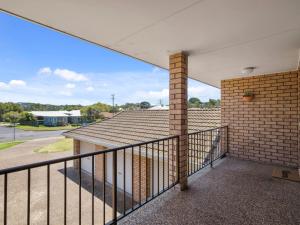 un balcone con ringhiera e un edificio in mattoni di Laudable Lizzie a Sawtell