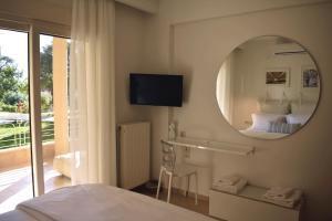 Televízia a/alebo spoločenská miestnosť v ubytovaní Gallery Suites Parga