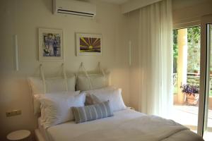 Posteľ alebo postele v izbe v ubytovaní Gallery Suites Parga
