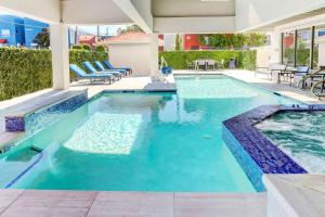 una piscina con acqua blu in una casa di Best Western Plus Downtown Inn & Suites a Houston