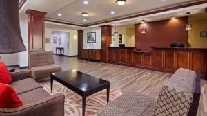 Area lobi atau resepsionis di Best Western Granbury Inn and Suites