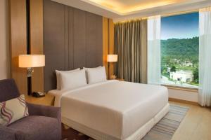 Postel nebo postele na pokoji v ubytování Radisson Blu Hotel Guwahati