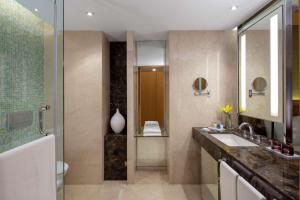 Koupelna v ubytování Radisson Blu Hotel Guwahati