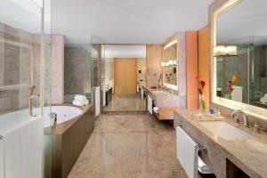 Koupelna v ubytování Radisson Blu Hotel Guwahati