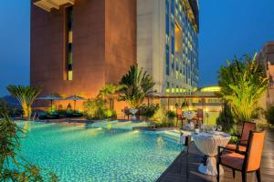 Bazén v ubytování Radisson Blu Hotel Guwahati nebo v jeho okolí