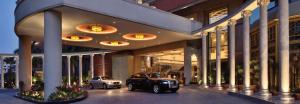 ノイダにあるRadisson Blu MBD Hotel Noidaの車2台駐車した建物