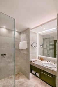 Koupelna v ubytování Radisson Blu MBD Hotel Noida