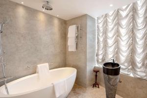 Koupelna v ubytování Radisson Blu MBD Hotel Noida