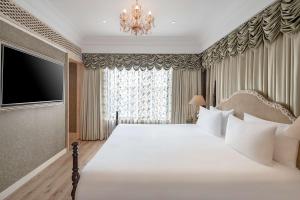 Postel nebo postele na pokoji v ubytování Radisson Blu MBD Hotel Noida
