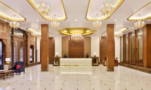 eine Lobby eines Hotels mit Kronleuchtern in der Unterkunft Radisson Jodhpur in Jodhpur
