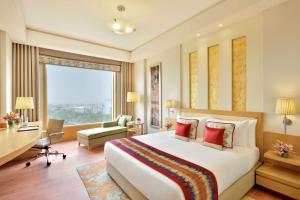 Postel nebo postele na pokoji v ubytování Radisson Noida