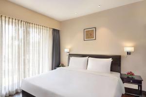 Radisson Blu Plaza Resort & Convention Centre Karjat客房内的一张或多张床位