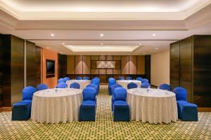 Radisson Blu Plaza Resort & Convention Centre Karjat的休息区