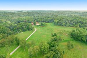 una vista aérea de un campo con árboles y una carretera en Cherry Knoll, en Woodland Beach 3 fotos más