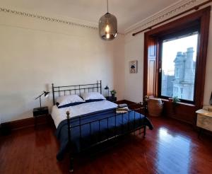Säng eller sängar i ett rum på Luxury 2 bedroom city centre apartment with panoramic views and high ceilings