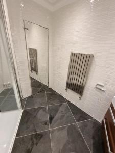 Ένα μπάνιο στο Luxury 2 bedroom city centre apartment with panoramic views and high ceilings