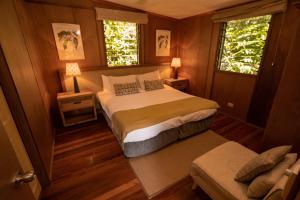 Säng eller sängar i ett rum på Whispering Valley Cottage Retreat
