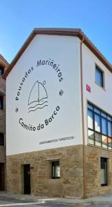 ムシアにあるPousadas Mariñeiras,sl - AT "Camiño da Barca"の看板付きの建物